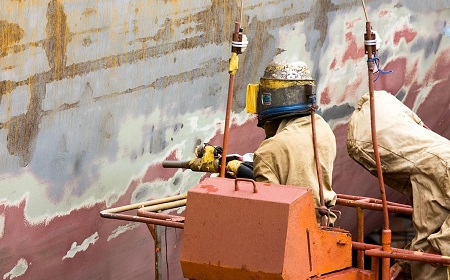 sand-blasting-of-container-ship